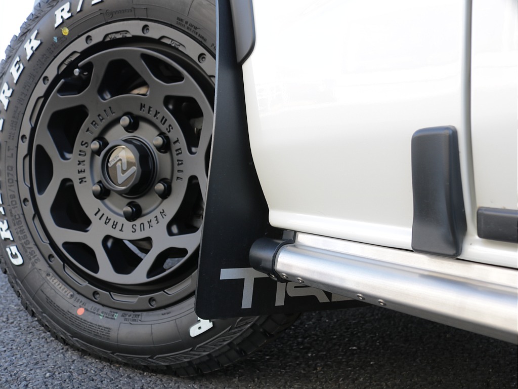 令和４年式ダークプライムⅡ２８００ディーゼル４WDブラックエディション完成！ＴＲＤフロントバンパーＴＲＤサイドバーＴＲＤリアスポイラーＴＲＤマッドガードオリジナル１６インチアルミベットＫＩＴ装着済み！