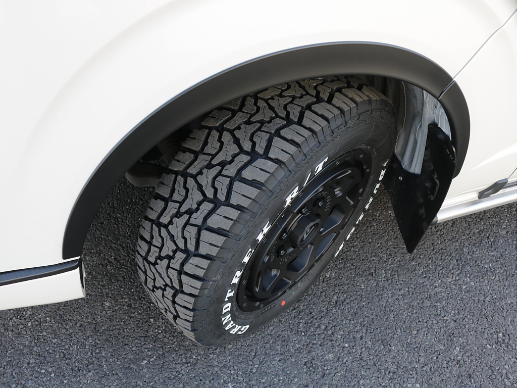 令和４年式ダークプライムⅡ２８００ディーゼル４WDブラックエディション完成！ＴＲＤフロントバンパーＴＲＤサイドバーＴＲＤリアスポイラーＴＲＤマッドガードオリジナル１６インチアルミベットＫＩＴ装着済み！