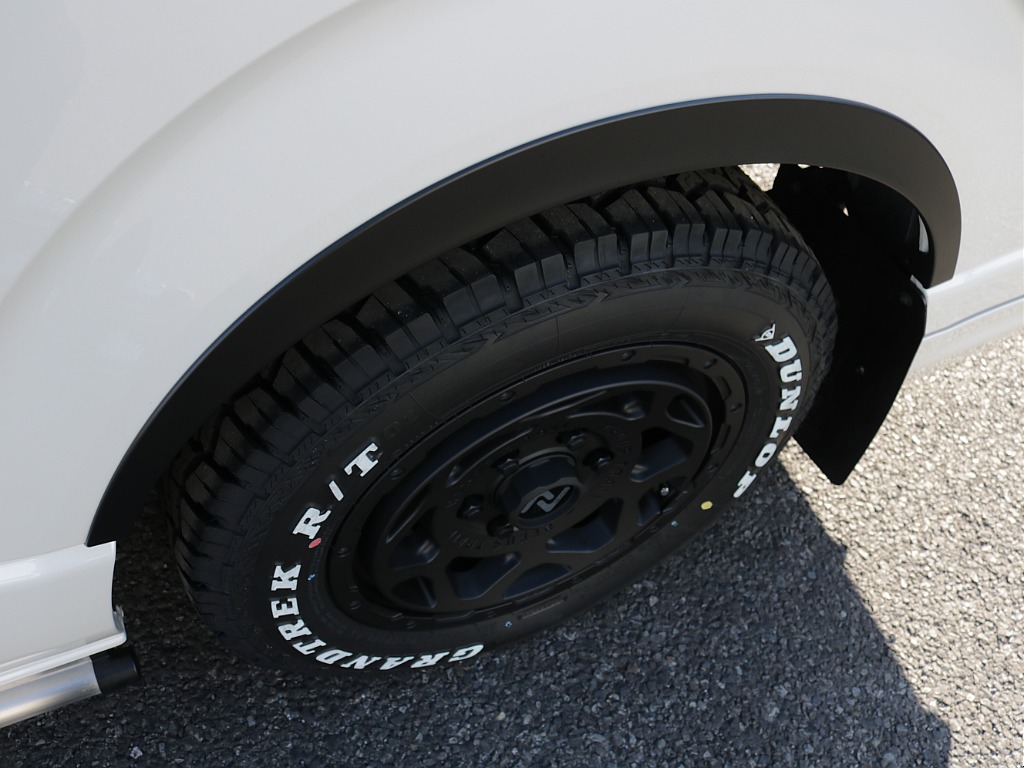 令和４年式ダークプライムⅡ２８００ディーゼル４WDブラックエディション完成！ＴＲＤフロントバンパーＴＲＤサイドバーＴＲＤリアスポイラーＴＲＤマッドガードオリジナル１６インチアルミベットＫＩＴ装着済み！