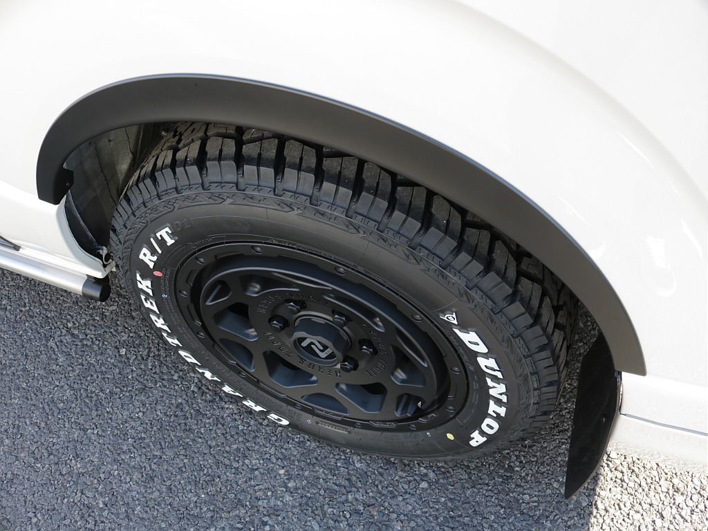 令和４年式ダークプライムⅡ２８００ディーゼル４WDブラックエディション完成！ＴＲＤフロントバンパーＴＲＤサイドバーＴＲＤリアスポイラーＴＲＤマッドガードオリジナル１６インチアルミベットＫＩＴ装着済み！