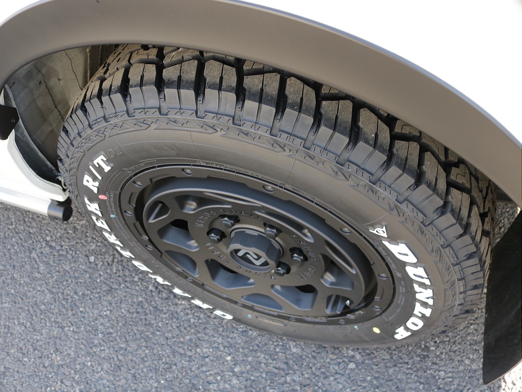 令和４年式ダークプライムⅡ２８００ディーゼル４WDブラックエディション完成！ＴＲＤフロントバンパーＴＲＤサイドバーＴＲＤリアスポイラーＴＲＤマッドガードオリジナル１６インチアルミベットＫＩＴ装着済み！