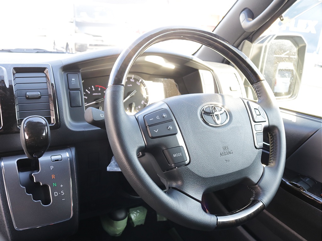 令和４年式ダークプライムⅡ２８００ディーゼル４WDブラックエディション完成！ＴＲＤフロントバンパーＴＲＤサイドバーＴＲＤリアスポイラーＴＲＤマッドガードオリジナル１６インチアルミベットＫＩＴ装着済み！