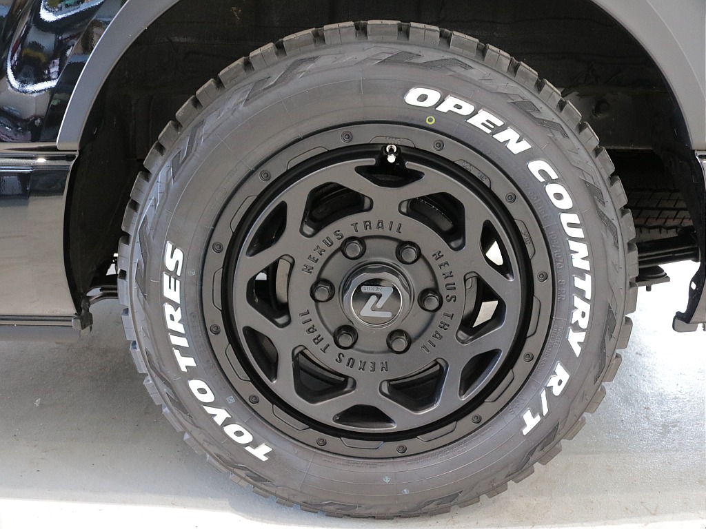 令和７年式ダークプライムⅡ２８００ディーゼル４WDブラックエディション完成！オリジナルフロントバンパーオリジナル１６インチアルミオリジナルオーバーフェンダーオリジナルベットKITアルパインＢＩＧ－Ｘ！