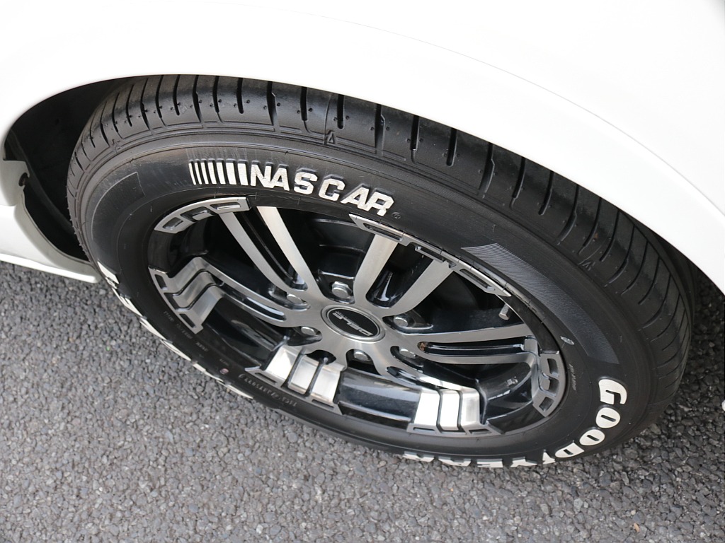 令和５年式ダークプライムⅡ２０００ガソリン２WDフレックスカスタム車両入庫！オリジナルスポイラーオリジナルオーバーフェンダーオリジナルＬＥＤテールライトオリジナル１７インチアルミ床張りベットＫＩＴ装備