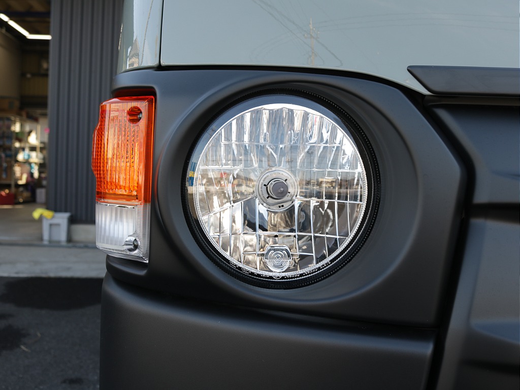 令和７年式アースカラーパッケージ２０００ガソリン２WDオリジナルＲＥクラシック丸目ライトフェイスチェンジ済み！オリジナルスポイラーオリジナル１６インチアルミアルパインメカレス１１インチＥＴＣ２．０装備