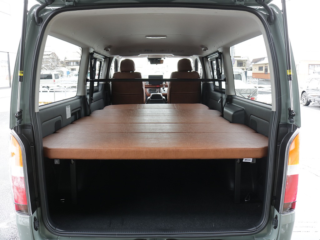 セカンドシートを倒せば広々空間になります！！