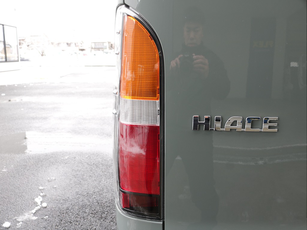 令和７年式ハイエースＶアースカラーパッケージ２０００ガソリン２ＷＤ！ＲＥクラシック丸目ライトフェイスチェンジ済み！アルパインＢＩＧ－Ｘ１１インチナビビルトインＥＴＣ、ＨＤＭＩソケット装着済み！！