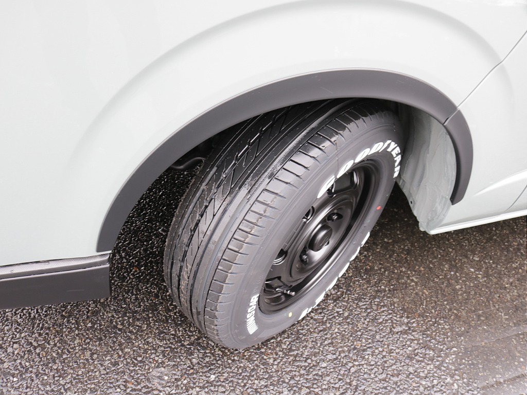 令和７年式ハイエースＶアースカラーパッケージ２０００ガソリン２ＷＤ！ＲＥクラシック丸目ライトフェイスチェンジ済み！アルパインＢＩＧ－Ｘ１１インチナビビルトインＥＴＣ、ＨＤＭＩソケット装着済み！！