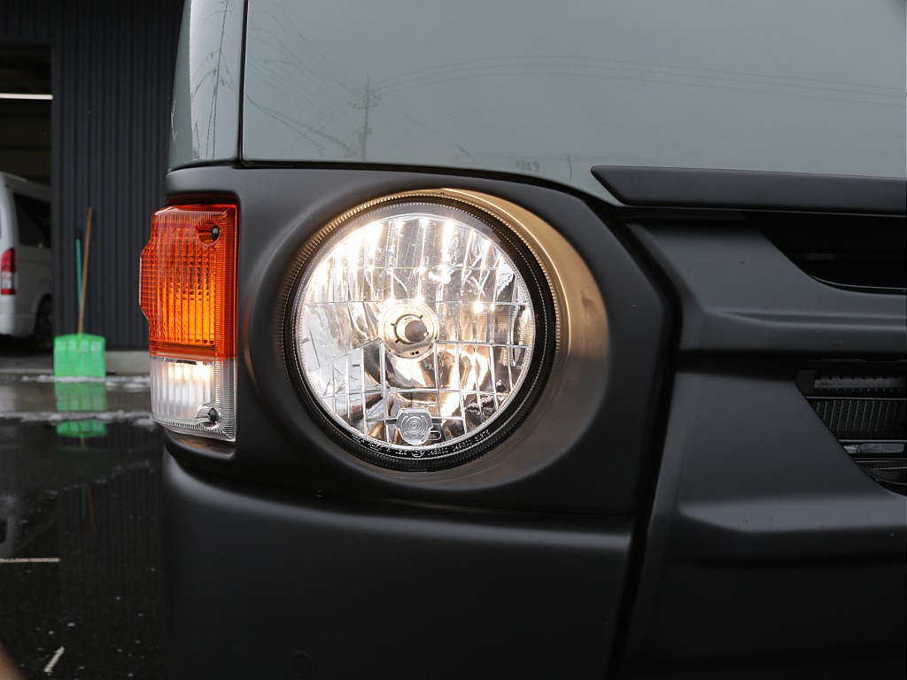 令和７年式ハイエースＶアースカラーパッケージ２０００ガソリン２ＷＤ！ＲＥクラシック丸目ライトフェイスチェンジ済み！アルパインＢＩＧ－Ｘ１１インチナビビルトインＥＴＣ、ＨＤＭＩソケット装着済み！！