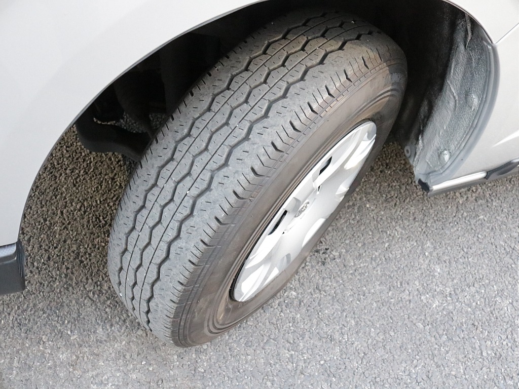 平成２４年式ハイエースＶ３０００ディーゼル４ＷＤＤＸ５ドア入庫！！トヨタ純正ＳＤナビバックカメラＥＴＣ装備！寒冷地仕様、助手席エアバック、リアヒーター、プライバシーガラス装備済み！！