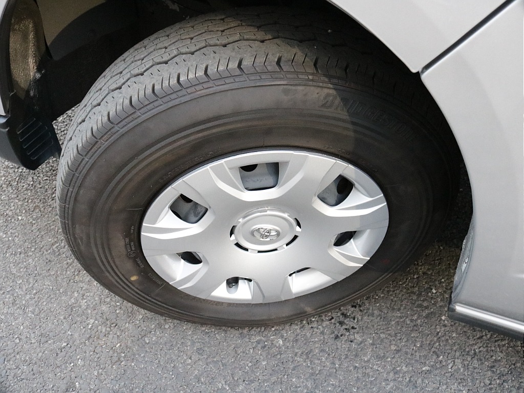 平成２４年式ハイエースＶ３０００ディーゼル４ＷＤＤＸ５ドア入庫！！トヨタ純正ＳＤナビバックカメラＥＴＣ装備！寒冷地仕様、助手席エアバック、リアヒーター、プライバシーガラス装備済み！！