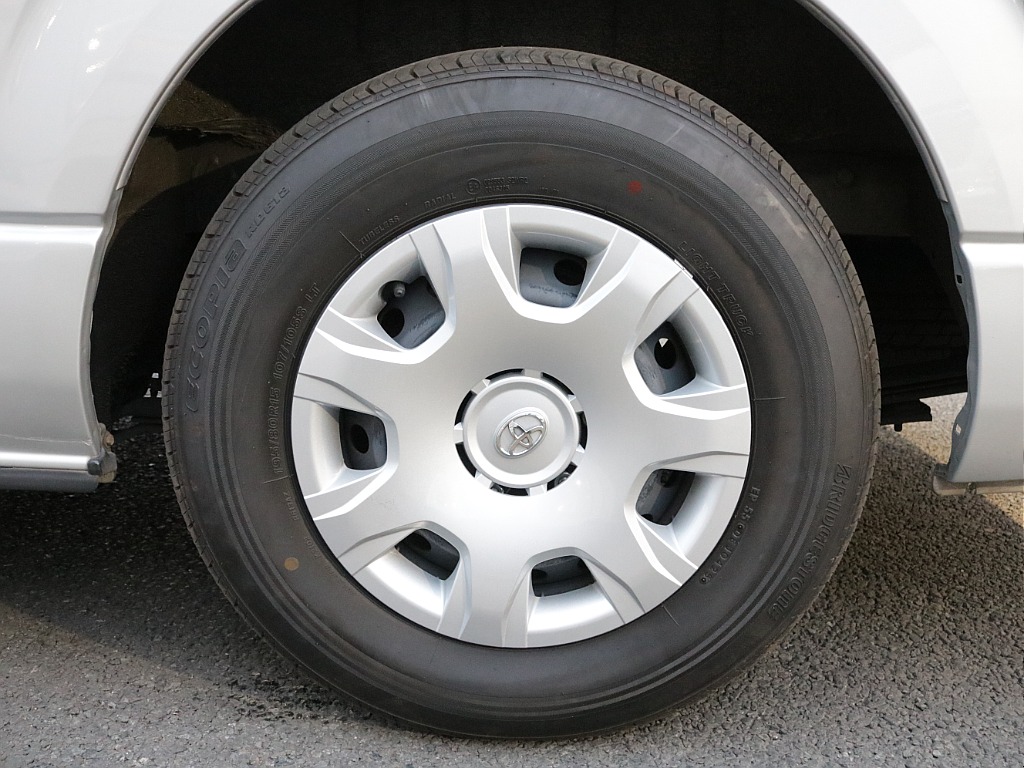 平成２４年式ハイエースＶ３０００ディーゼル４ＷＤＤＸ５ドア入庫！！トヨタ純正ＳＤナビバックカメラＥＴＣ装備！寒冷地仕様、助手席エアバック、リアヒーター、プライバシーガラス装備済み！！