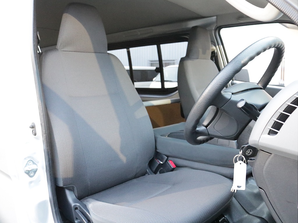 平成２４年式ハイエースＶ３０００ディーゼル４ＷＤＤＸ５ドア入庫！！トヨタ純正ＳＤナビバックカメラＥＴＣ装備！寒冷地仕様、助手席エアバック、リアヒーター、プライバシーガラス装備済み！！