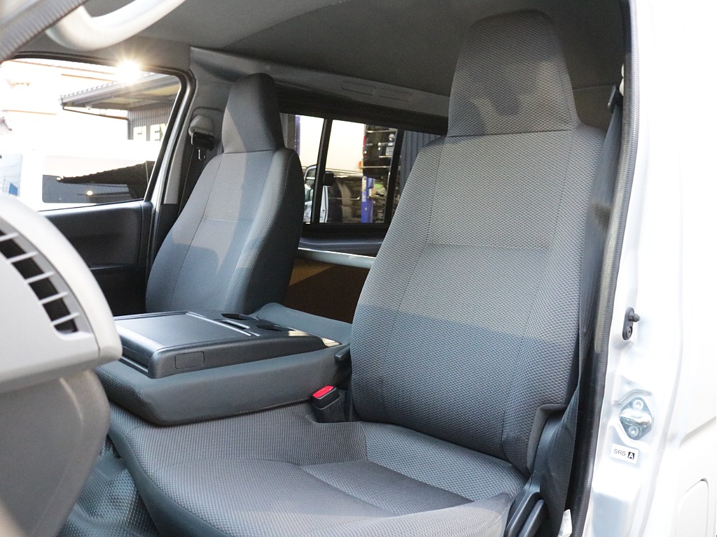 平成２４年式ハイエースＶ３０００ディーゼル４ＷＤＤＸ５ドア入庫！！トヨタ純正ＳＤナビバックカメラＥＴＣ装備！寒冷地仕様、助手席エアバック、リアヒーター、プライバシーガラス装備済み！！