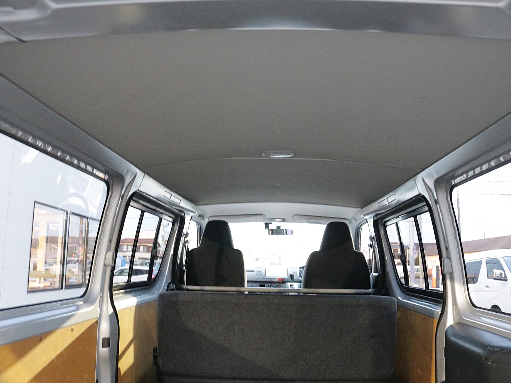 平成２４年式ハイエースＶ３０００ディーゼル４ＷＤＤＸ５ドア入庫！！トヨタ純正ＳＤナビバックカメラＥＴＣ装備！寒冷地仕様、助手席エアバック、リアヒーター、プライバシーガラス装備済み！！