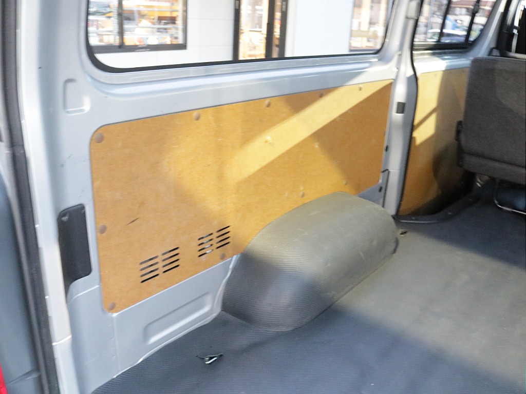 平成２４年式ハイエースＶ３０００ディーゼル４ＷＤＤＸ５ドア入庫！！トヨタ純正ＳＤナビバックカメラＥＴＣ装備！寒冷地仕様、助手席エアバック、リアヒーター、プライバシーガラス装備済み！！