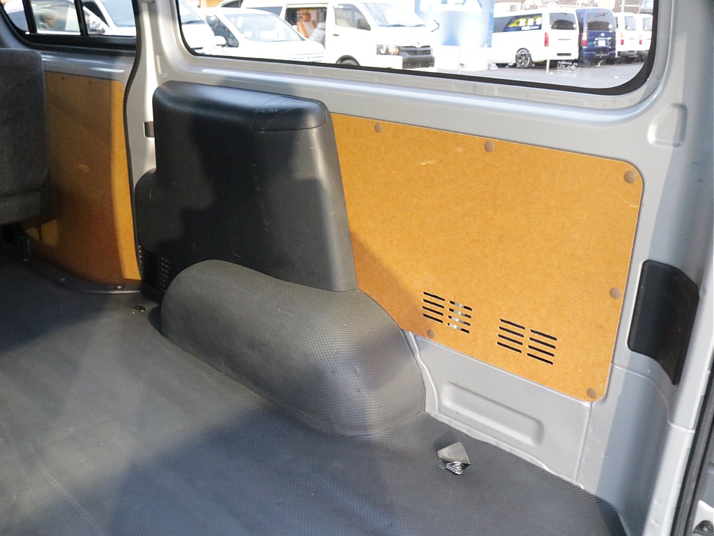 平成２４年式ハイエースＶ３０００ディーゼル４ＷＤＤＸ５ドア入庫！！トヨタ純正ＳＤナビバックカメラＥＴＣ装備！寒冷地仕様、助手席エアバック、リアヒーター、プライバシーガラス装備済み！！