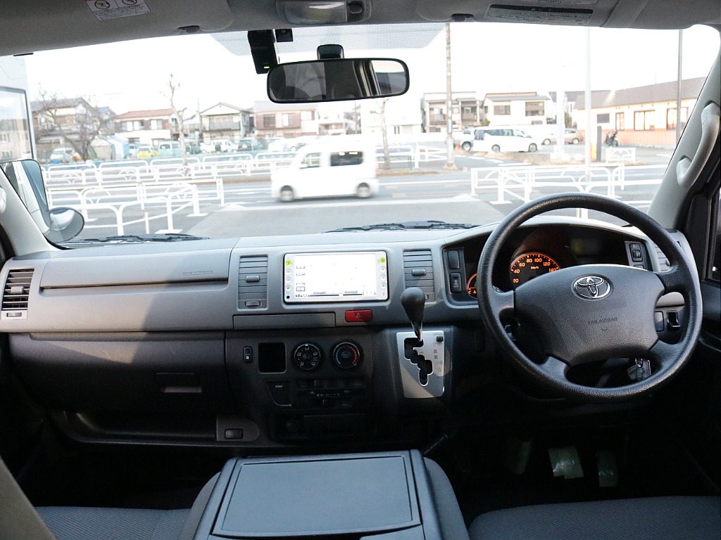 平成２４年式ハイエースＶ３０００ディーゼル４ＷＤＤＸ５ドア入庫！！トヨタ純正ＳＤナビバックカメラＥＴＣ装備！寒冷地仕様、助手席エアバック、リアヒーター、プライバシーガラス装備済み！！