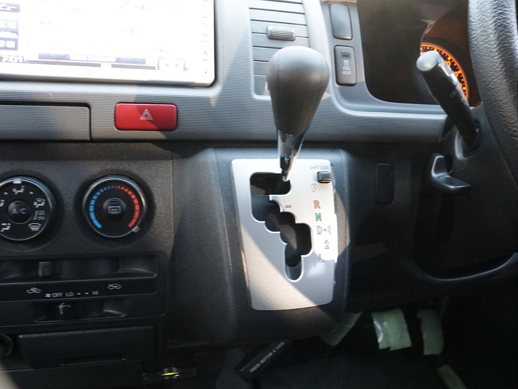 平成２４年式ハイエースＶ３０００ディーゼル４ＷＤＤＸ５ドア入庫！！トヨタ純正ＳＤナビバックカメラＥＴＣ装備！寒冷地仕様、助手席エアバック、リアヒーター、プライバシーガラス装備済み！！