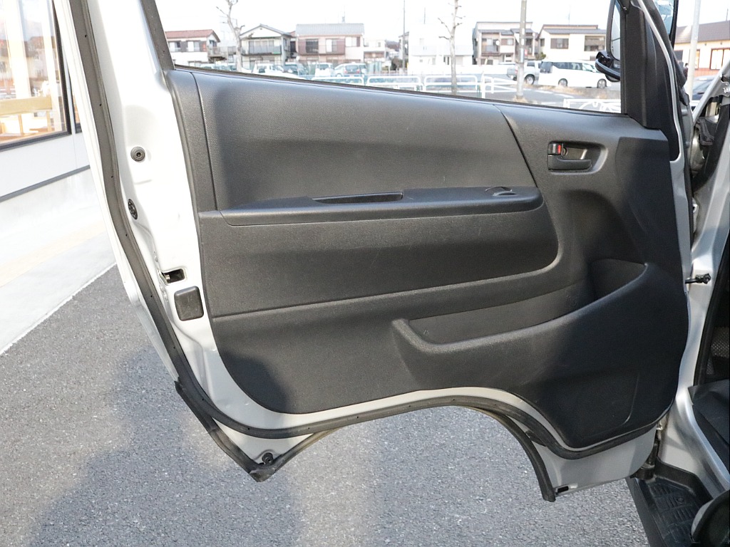 平成２４年式ハイエースＶ３０００ディーゼル４ＷＤＤＸ５ドア入庫！！トヨタ純正ＳＤナビバックカメラＥＴＣ装備！寒冷地仕様、助手席エアバック、リアヒーター、プライバシーガラス装備済み！！