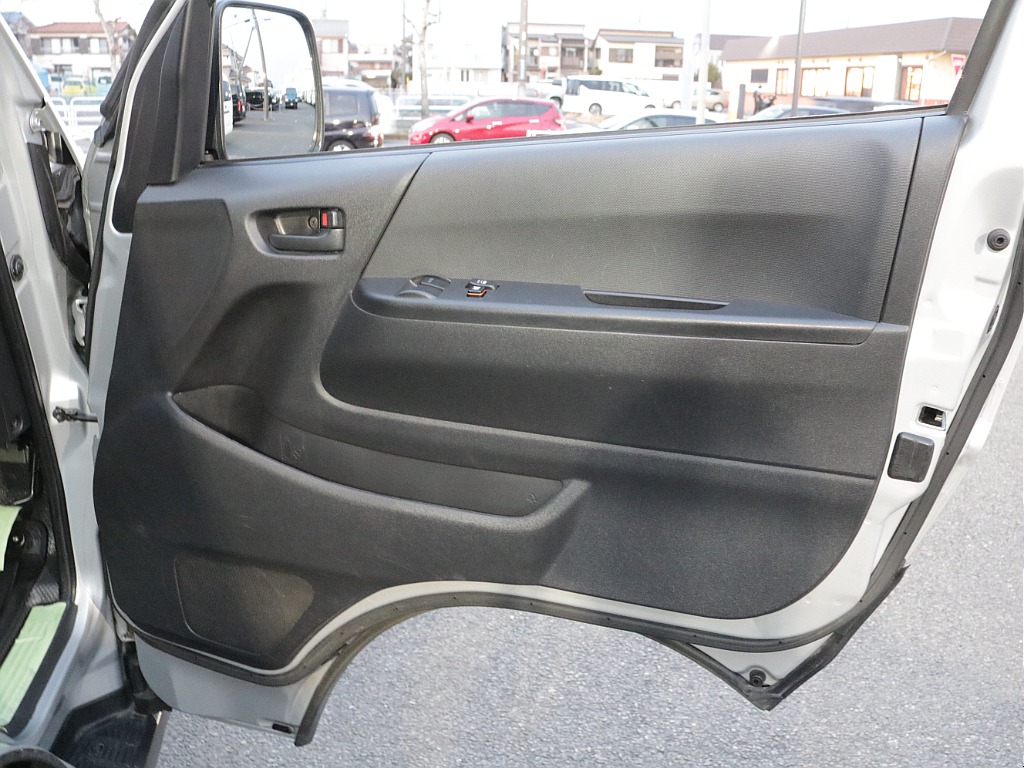 平成２４年式ハイエースＶ３０００ディーゼル４ＷＤＤＸ５ドア入庫！！トヨタ純正ＳＤナビバックカメラＥＴＣ装備！寒冷地仕様、助手席エアバック、リアヒーター、プライバシーガラス装備済み！！