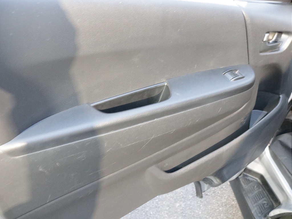 平成２４年式ハイエースＶ３０００ディーゼル４ＷＤＤＸ５ドア入庫！！トヨタ純正ＳＤナビバックカメラＥＴＣ装備！寒冷地仕様、助手席エアバック、リアヒーター、プライバシーガラス装備済み！！