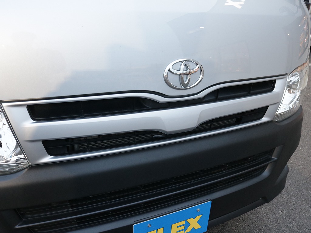 シンプルなフロントグリルになります！！