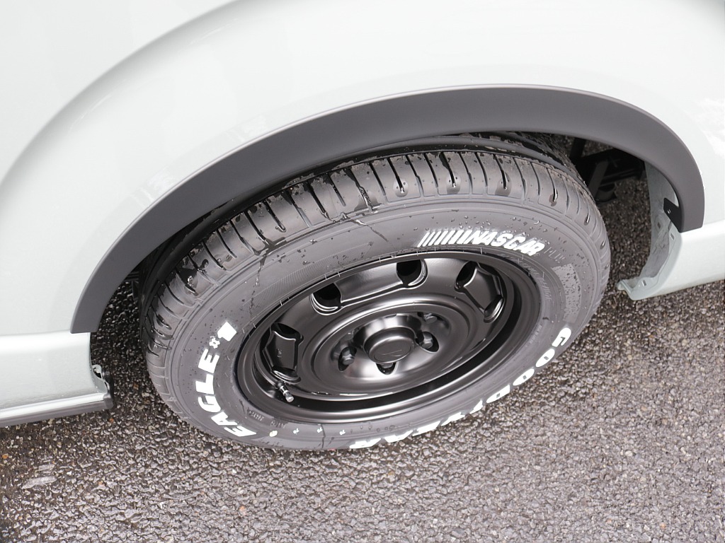 令和８年式ハイエースＶアースカラーパッケージ２０００ガソリンブラックエディション完成！ＧＲフロントバンパーオリジナル１６インチアルミオリジナルオーバーフェンダーＢＩＧ－Ｘ１１ナビＥＴＣ２．０ＨＤＭＩ！