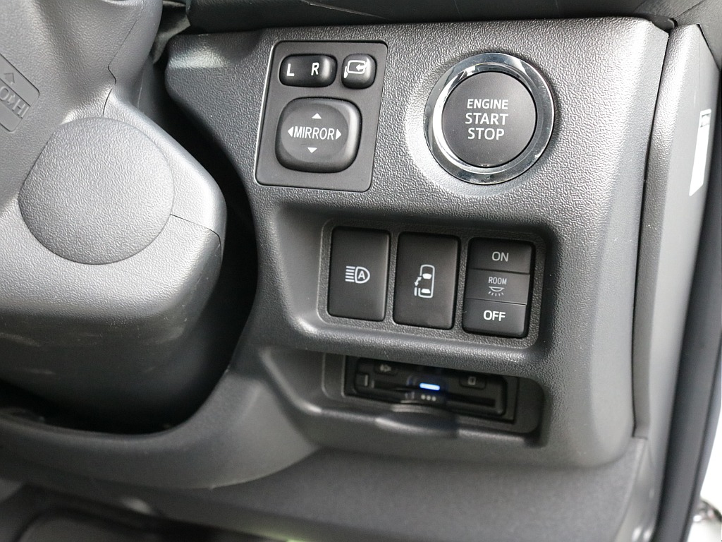 令和５年式ワゴンＧＬ２７００ガソリン４ＷＤシートアレンジＶｅｒ１施工済みＲＥクラシック丸目ライトフェイスチェンジ済み！パナソニック９インチナビパイオニア１３インチフリップダウンモニター装着済み！！