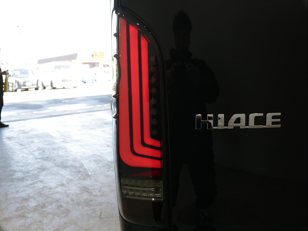 令和７年式ダークプライムⅡ２８００ディーゼルターボ４WDカスタム車両入庫！オリジナルフロントバンパーオリジナルオーバーフェンダーオリジナル１６インチアルミオリジナルＬＥＤテールＢＩＧ－Ｘ１１インチナビ