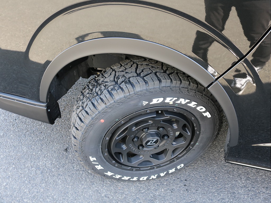 令和７年式ダークプライムⅡ２８００ディーゼルターボ４WDカスタム車両入庫！オリジナルフロントバンパーオリジナルオーバーフェンダーオリジナル１６インチアルミオリジナルＬＥＤテールＢＩＧ－Ｘ１１インチナビ