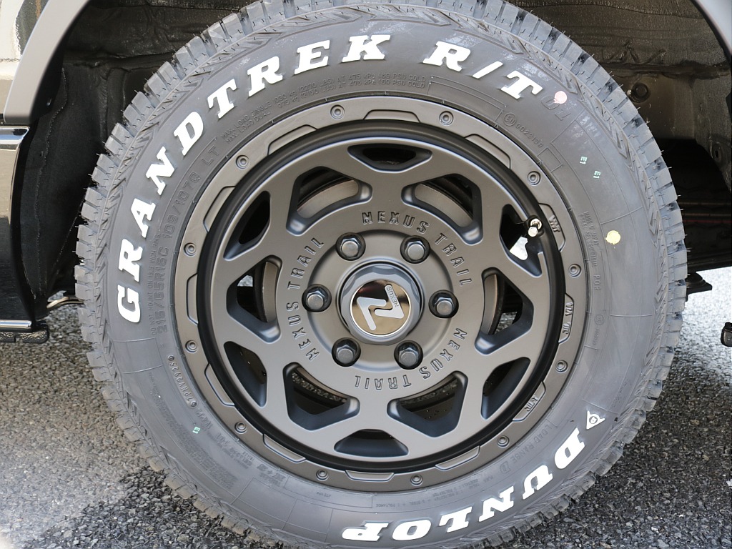 令和７年式ダークプライムⅡ２８００ディーゼルターボ４WDカスタム車両入庫！オリジナルフロントバンパーオリジナルオーバーフェンダーオリジナル１６インチアルミオリジナルＬＥＤテールＢＩＧ－Ｘ１１インチナビ