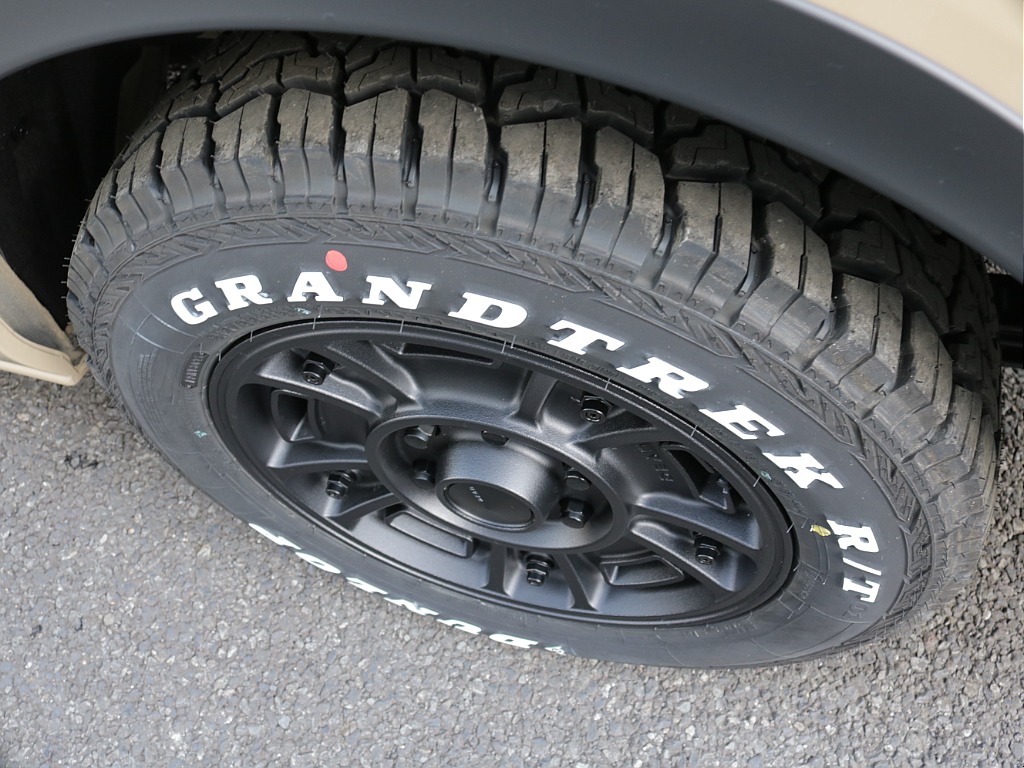 令和８年式アースカラーパッケージ２７００ガソリン４WDオリジナルＲＥクラシック丸目ライトフェイスチェンジ済み！オリジナルフロントバンパーオリジナル１６インチアルミオリジナルベットＫＩＴ装着済み！！