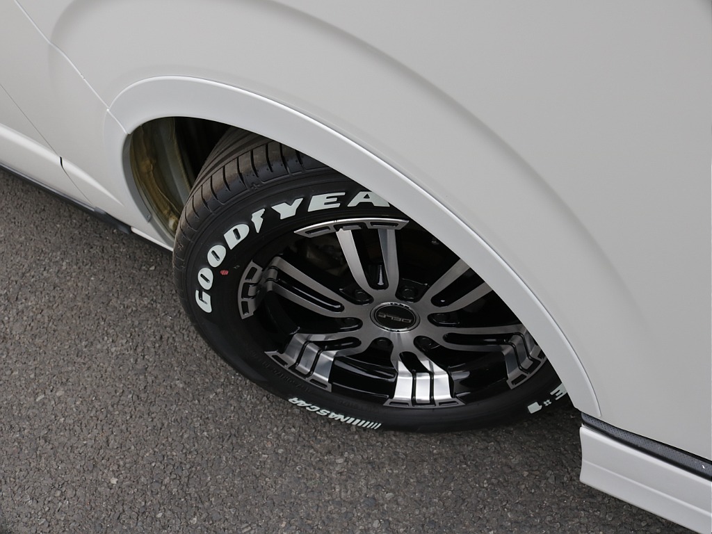 平成２８年式ワイドＶダークプライム２７００ガソリン４ＷＤカスタム車両入庫！新品オリジナル１７インチアルミ！ＭＲＴ床張り施工済み！