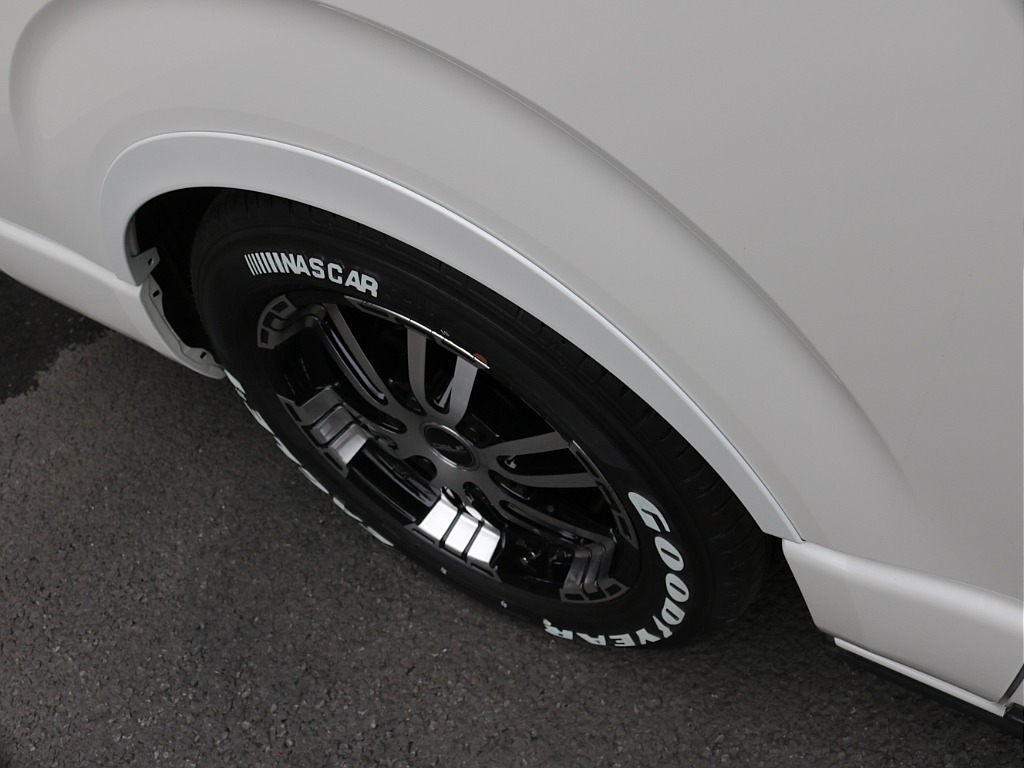 平成２８年式ワイドＶダークプライム２７００ガソリン４ＷＤカスタム車両入庫！新品オリジナル１７インチアルミ！ＭＲＴ床張り施工済み！