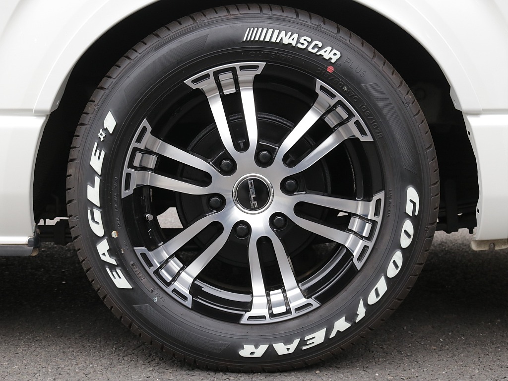 平成２８年式ワイドＶダークプライム２７００ガソリン４ＷＤカスタム車両入庫！新品オリジナル１７インチアルミ！ＭＲＴ床張り施工済み！