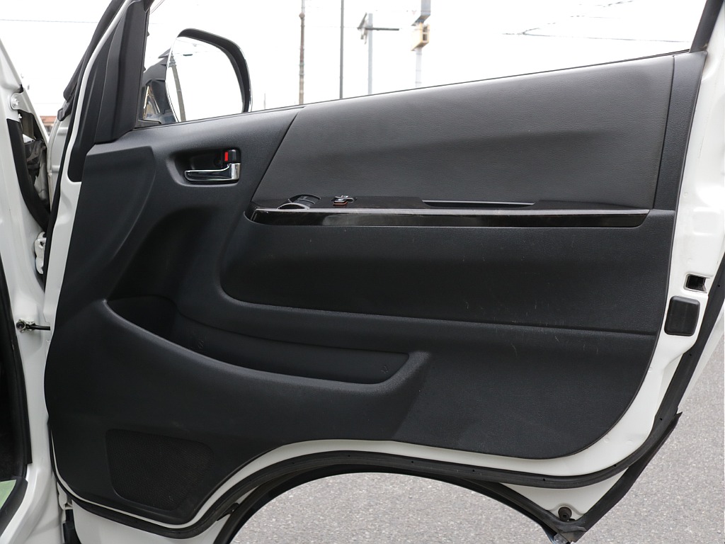 平成２８年式ワイドＶダークプライム２７００ガソリン４ＷＤカスタム車両入庫！新品オリジナル１７インチアルミ！ＭＲＴ床張り施工済み！