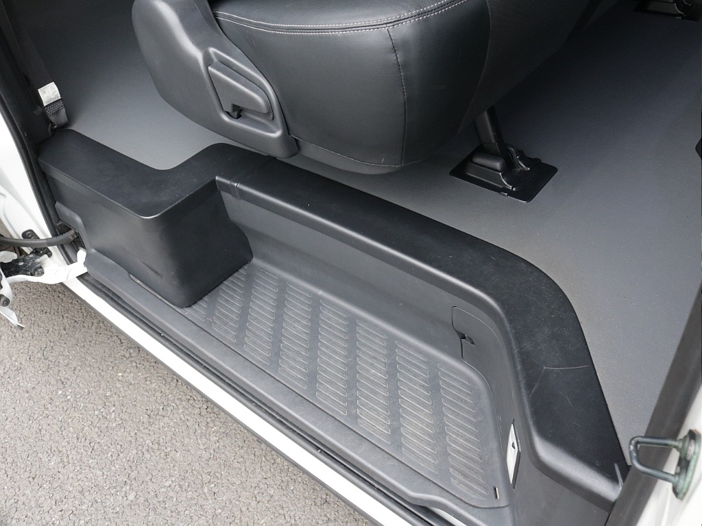 平成２８年式ワイドＶダークプライム２７００ガソリン４ＷＤカスタム車両入庫！新品オリジナル１７インチアルミ！ＭＲＴ床張り施工済み！