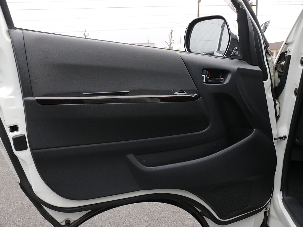 平成２８年式ワイドＶダークプライム２７００ガソリン４ＷＤカスタム車両入庫！新品オリジナル１７インチアルミ！ＭＲＴ床張り施工済み！