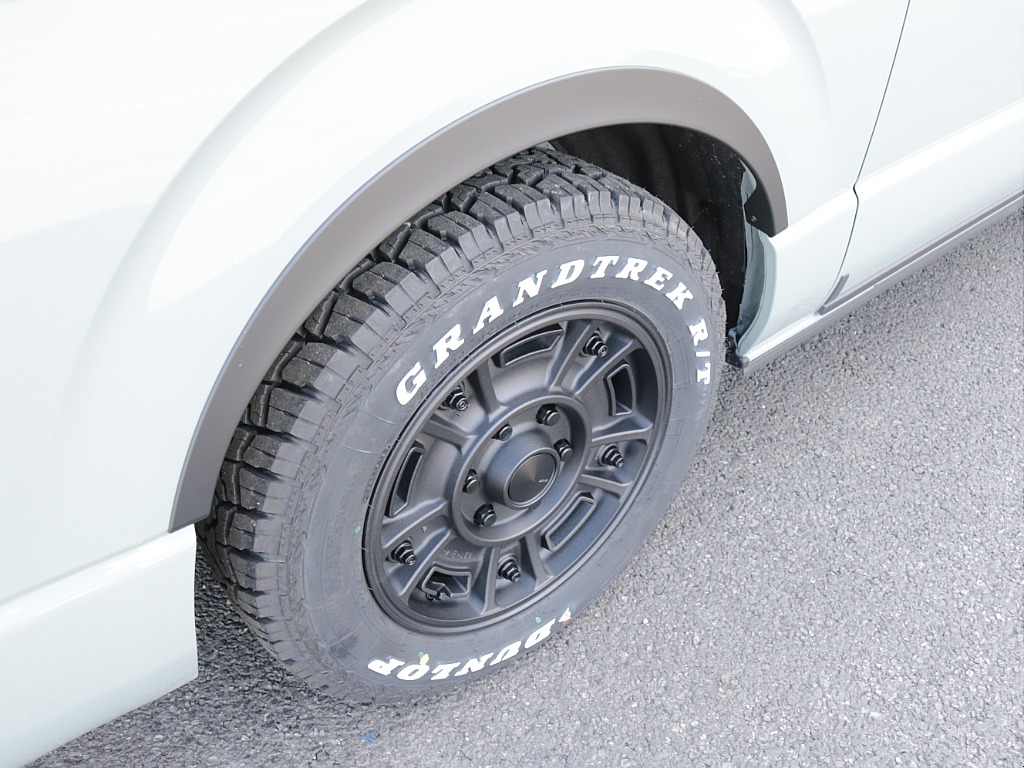 令和８年式アースカラーパッケージ２７００ガソリン４ＷＤ！ＲＥクラシック丸目ライト施工！ＢＩＧ－Ｘ１１インチＳＤナビ装備！新品パーツ多数装備！