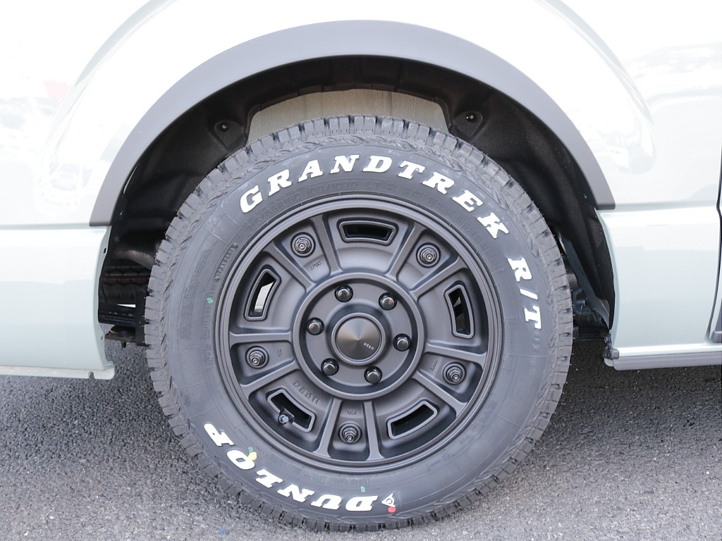 令和８年式アースカラーパッケージ２７００ガソリン４ＷＤ！ＲＥクラシック丸目ライト施工！ＢＩＧ－Ｘ１１インチＳＤナビ装備！新品パーツ多数装備！