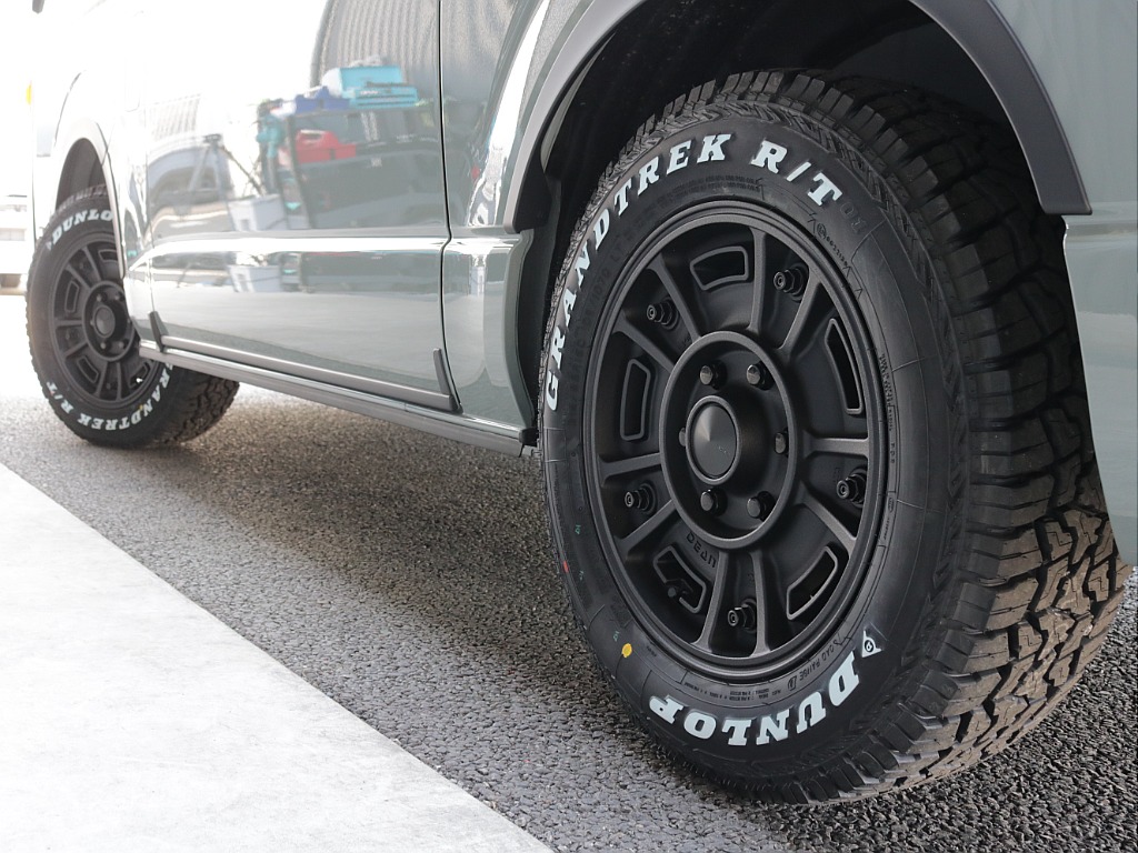 令和８年式アースカラーパッケージ２７００ガソリン４ＷＤ！ＲＥクラシック丸目ライト施工！ＢＩＧ－Ｘ１１インチＳＤナビ装備！新品パーツ多数装備！