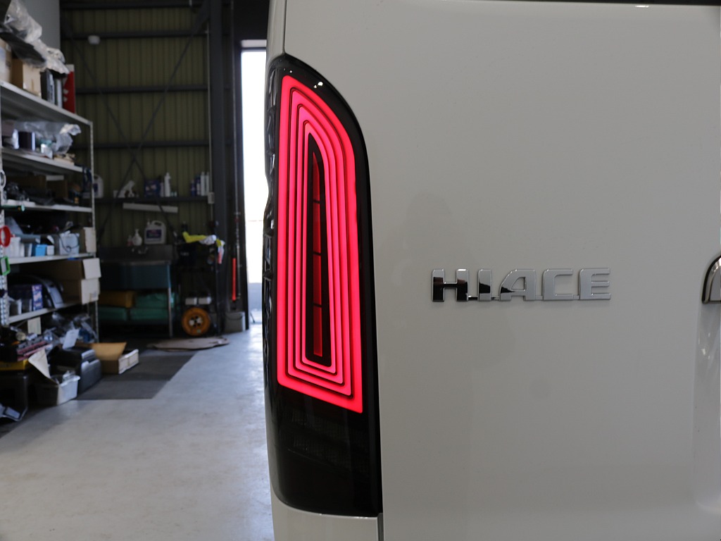 令和７年式ハイエースＶダークプライムＳ２８００ディーゼルターボカスタム車両入庫！！新品オリジナルフロントバンパー新品オリジナル１６インチアルミ新品オリジナルＬＥＤテール新品アルパインＢＩＧーＸナビ装備