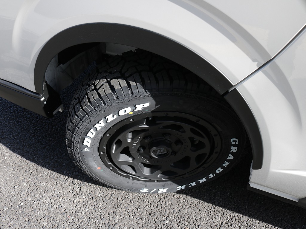 令和７年式ハイエースＶダークプライムＳ２８００ディーゼルターボカスタム車両入庫！！新品オリジナルフロントバンパー新品オリジナル１６インチアルミ新品オリジナルＬＥＤテール新品アルパインＢＩＧーＸナビ装備