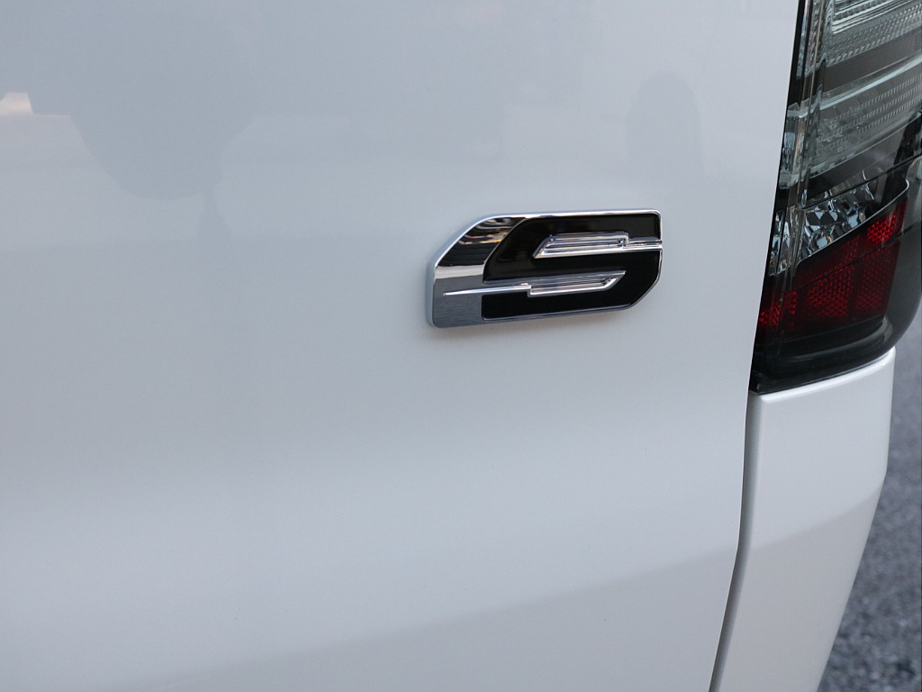 令和７年式ハイエースＶダークプライムＳ２８００ディーゼルターボカスタム車両入庫！！新品オリジナルフロントバンパー新品オリジナル１６インチアルミ新品オリジナルＬＥＤテール新品アルパインＢＩＧーＸナビ装備