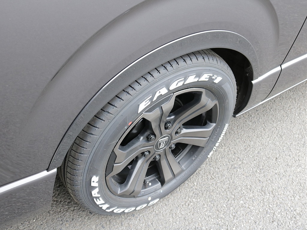 令和３年式ダークプライムⅡ２０００ガソリン２WD入庫！オリジナル１７インチアルミ1.5インチローダウン済み！新品オリジナルパーツ多数装備済み！！