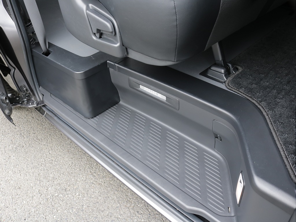 令和３年式ダークプライムⅡ２０００ガソリン２WD入庫！オリジナル１７インチアルミ1.5インチローダウン済み！新品オリジナルパーツ多数装備済み！！