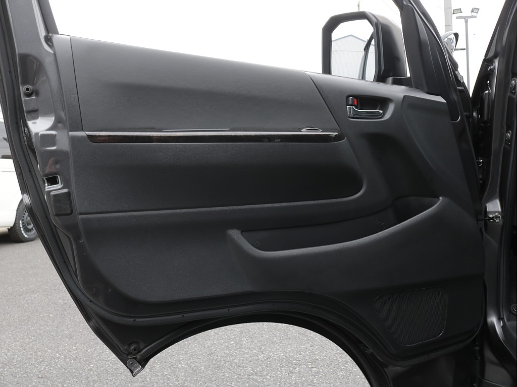 令和３年式ダークプライムⅡ２０００ガソリン２WD入庫！オリジナル１７インチアルミ1.5インチローダウン済み！新品オリジナルパーツ多数装備済み！！