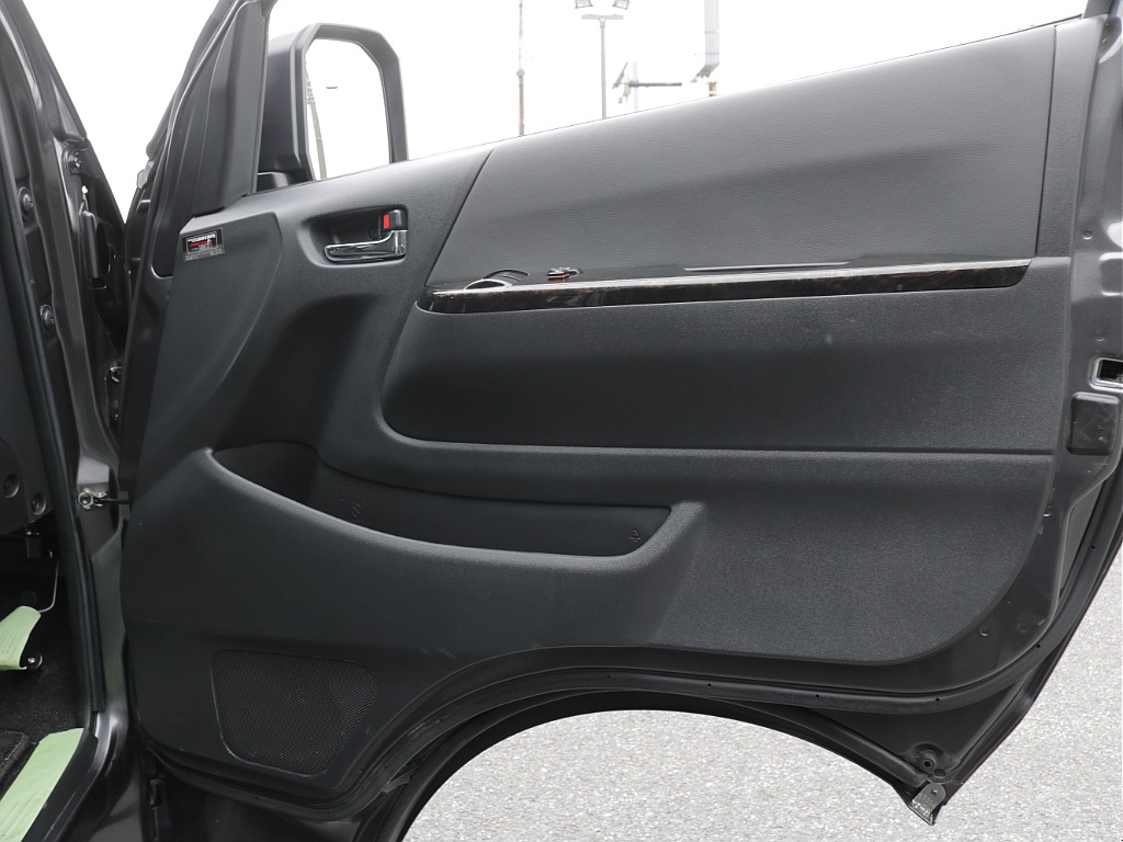 令和３年式ダークプライムⅡ２０００ガソリン２WD入庫！オリジナル１７インチアルミ1.5インチローダウン済み！新品オリジナルパーツ多数装備済み！！