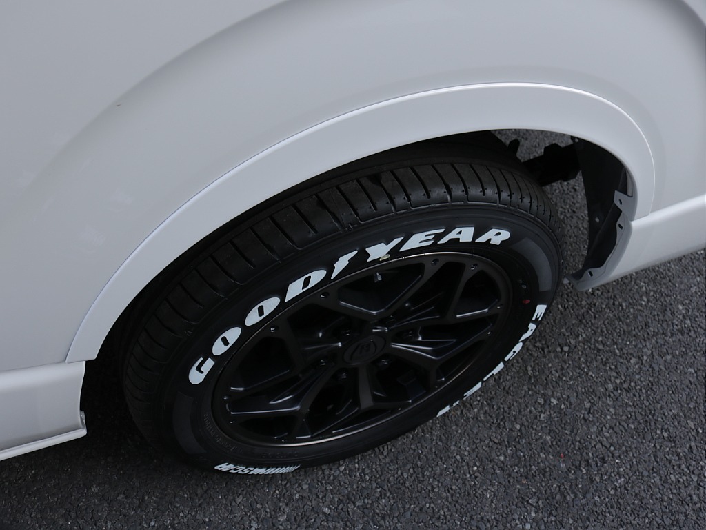 令和８年式ハイエースＶダークプライムⅡ２０００ガソリン２ＷＤカスタム車両入庫！オリジナルスポイラーオリジナルオーバーフェンダーオリジナルＬＥＤテールオリジナル１７インチアルミアルパインＢＩＧ－Ｘナビ！